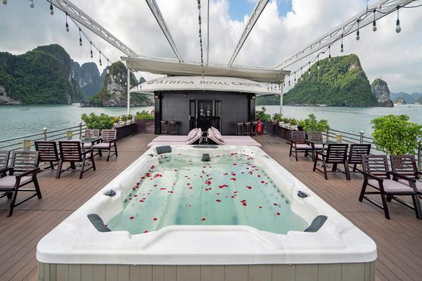Bể bơi cực chill trên Du thuyền Anthena Royal Hạ Long