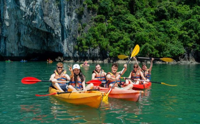 Hoạt động chèo thuyền Kayak