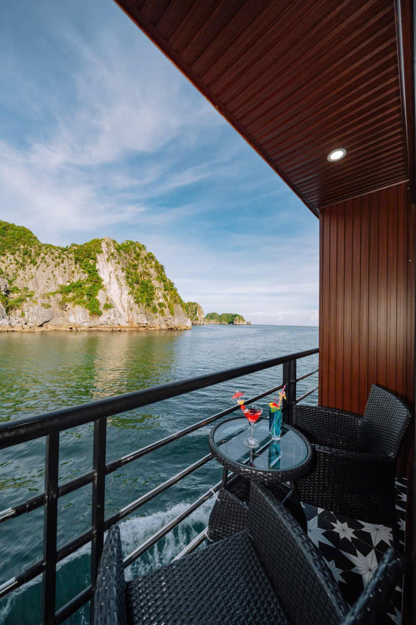 Ban công cabin du thuyền Bonita Lan Hạ Ban công cabin du thuyền Bonita Lan Hạ hướng nhìn ra vịnh đá vôi