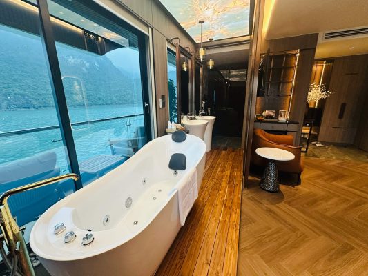 Bồn tắm du thuyền azura cruise