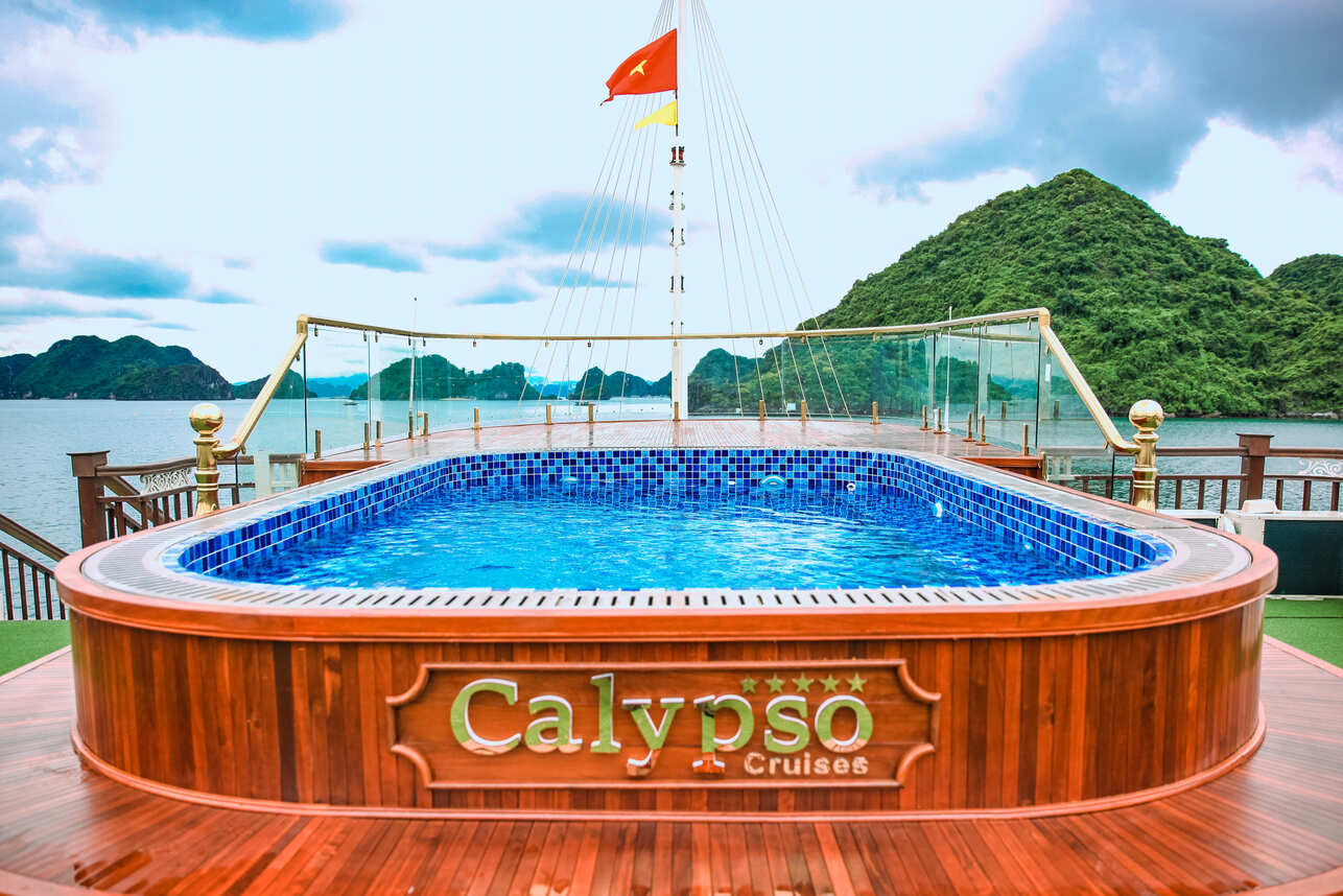 Calypso-Cruise-swimming-pool Be-boi-Du-thuyen-Calypso-Ha-Long