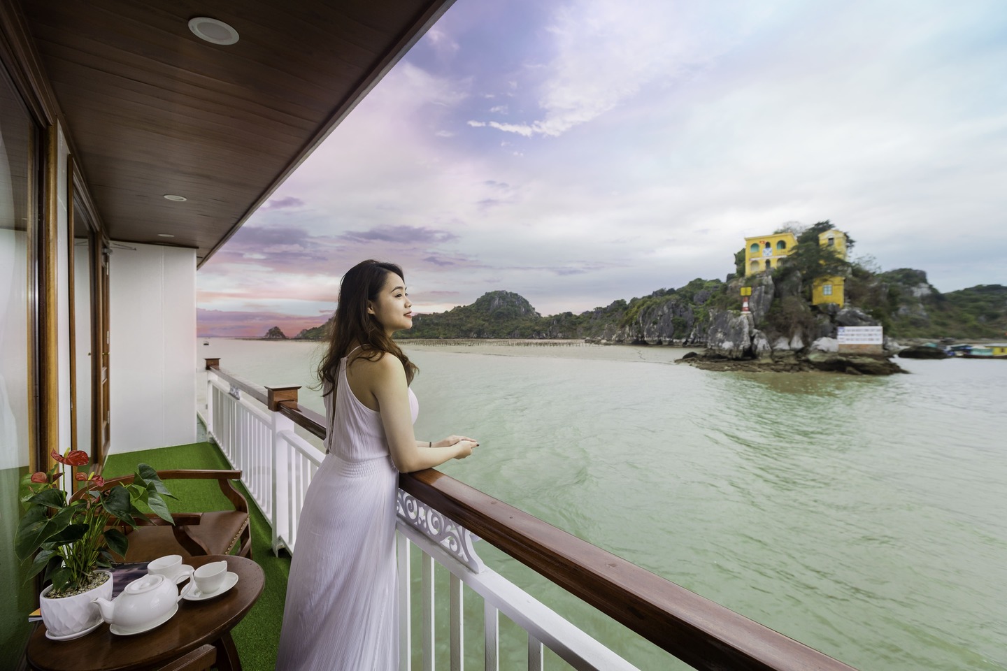 Deluxe-Balcony-Double-Du-thuyen-Calypso ban-cong-huong-vinh-Du-thuyen-Calypso-halong