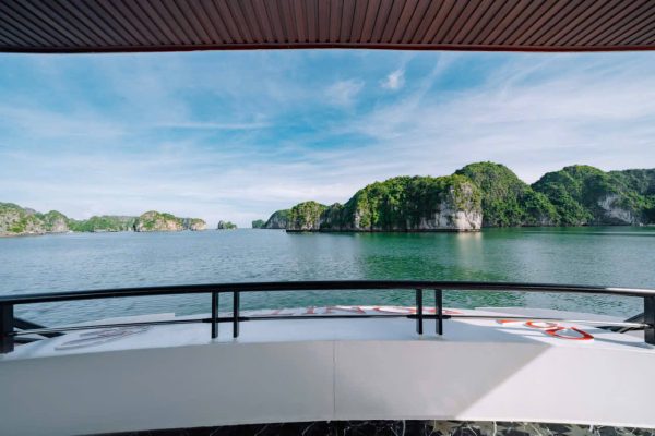 Cảnh quan vịnh Lan Hạ nhìn từ sundeck du thuyền Bonita với núi đá vôi và làn nước xanh mát