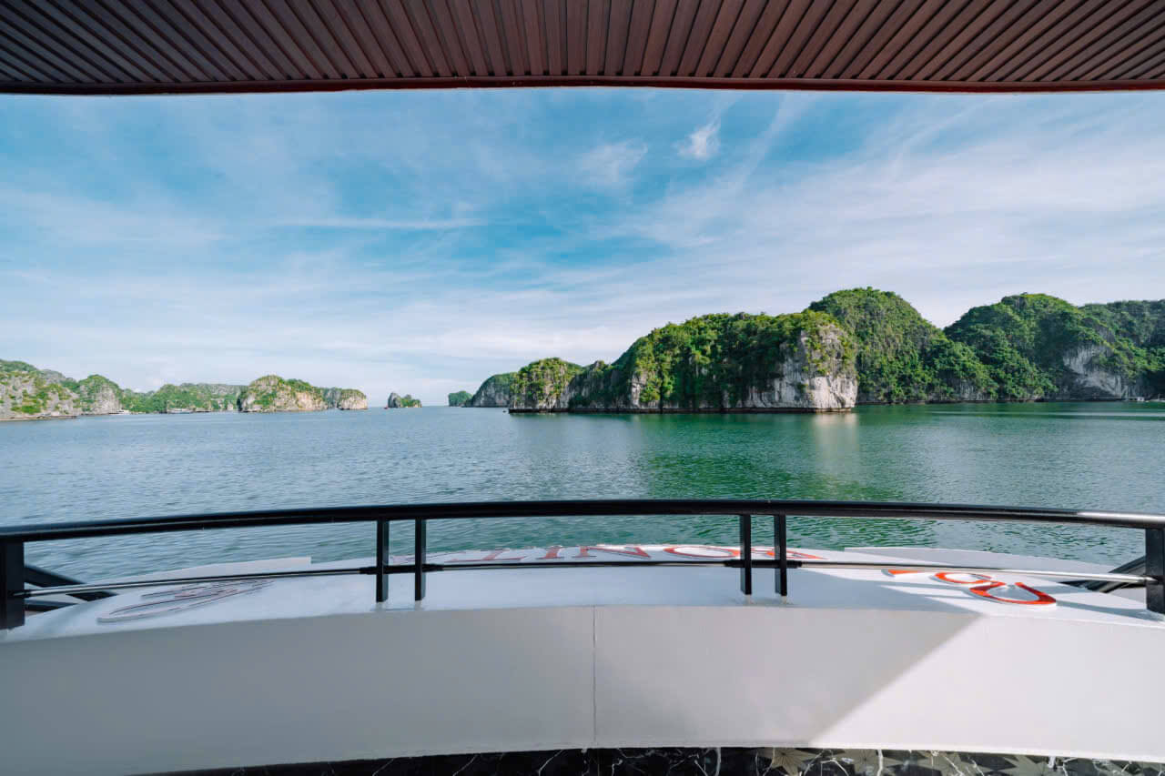 Du thuyền Bonita Lan Hạ view đẹp Cảnh quan vịnh Lan Hạ nhìn từ sundeck du thuyền Bonita với núi đá vôi và làn nước xanh mát