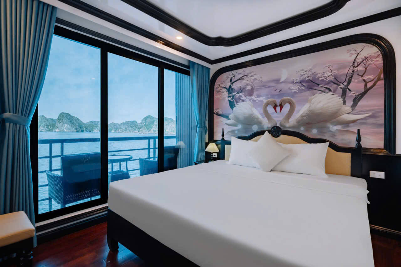 Phòng cabin du thuyền Bonita Lan Hạ Phòng ngủ cabin du thuyền Bonita Lan Hạ với giường đôi và cửa kính lớn view nhìn ra vịnh