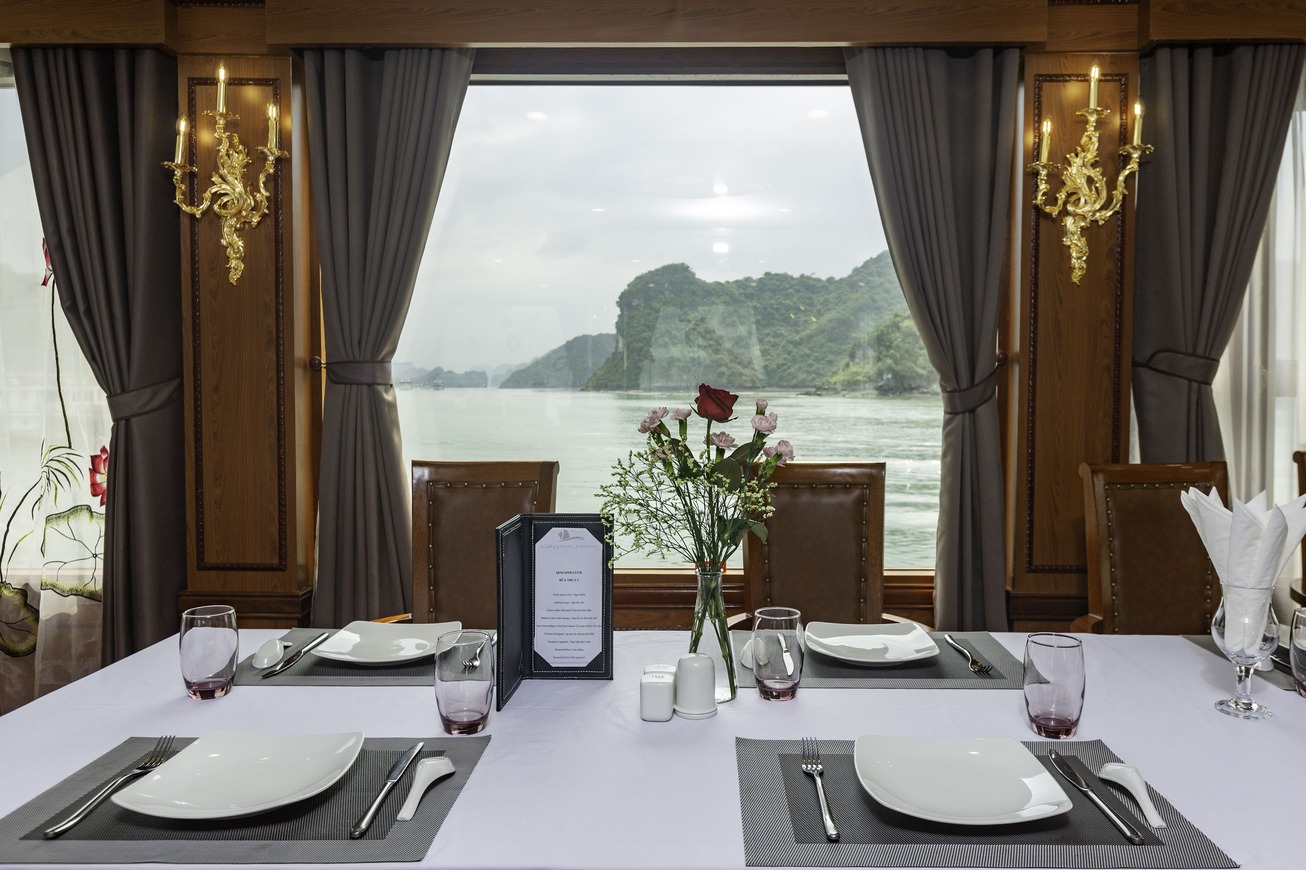 Restaurant-with-LED-screen-Du-thuyen-Calypso