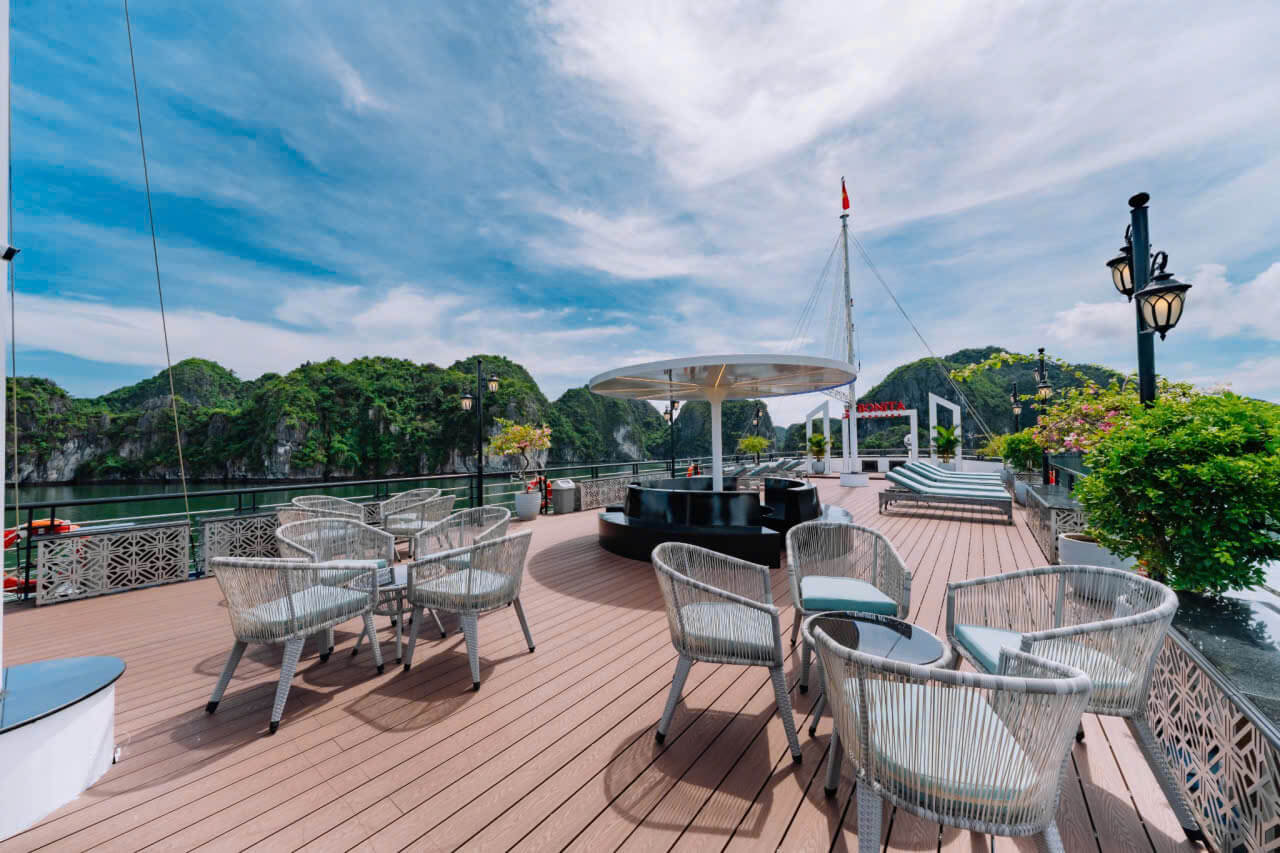 Sundeck du thuyền Bonita Lan Hạ Sundeck du thuyền Bonita Lan Hạ rộng rãi với ghế nằm ngắm cảnh vịnh đá vôi