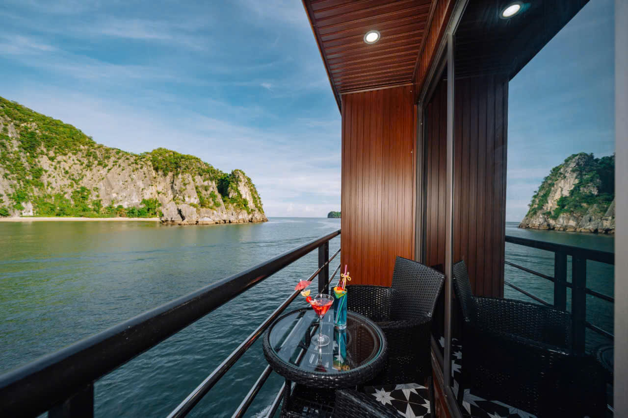 View ban công cabin du thuyền Bonita Lan Hạ Ban công cabin riêng du thuyền Bonita Lan Hạ hướng nhìn ra cảnh vịnh đá vôi