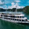 Toàn cảnh du thuyền Bonita di chuyển giữa khung cảnh núi đá vôi xanh mát trên vịnh Lan Hạ