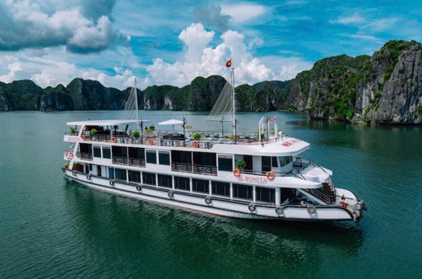 Toàn cảnh du thuyền Bonita di chuyển giữa khung cảnh núi đá vôi xanh mát trên vịnh Lan Hạ